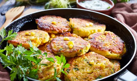 Рецепта на деня: Царевични кюфтенца с магданозен сос - 1