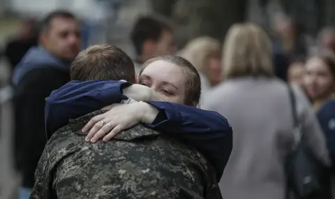 Съпруги на мобилизирани военни се събраха пред сградата на руското министерство на отбраната