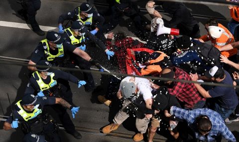 Бунт! Сблъсъци между полицията и протестиращи срещу локдауна в Мелбърн - 1