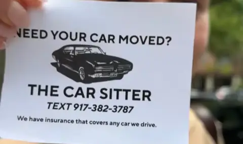 Жена изкарва стотици долари на ден като стои в автомобили на случайни хора (ВИДЕО) - 1