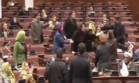 Бой между жени депутати в парламента на Афганистан - 1