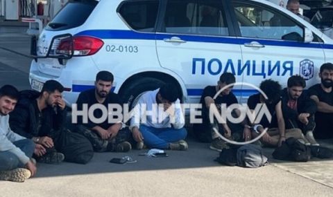 Заловиха кола с 12 мигранти край Бургас след гонка с полицията  - 1