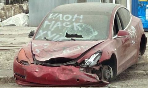 Руски вандали унищожават скъпи коли в Украйна - 1