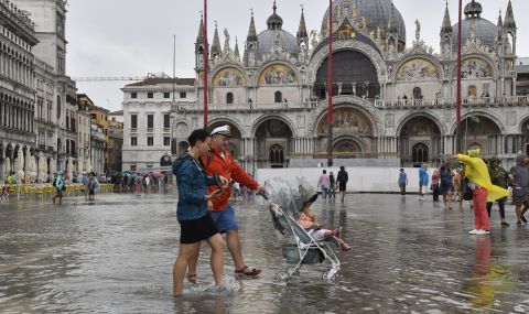 Венеция активира системата от плаващи диги срещу наводнения заради силните бури - 1