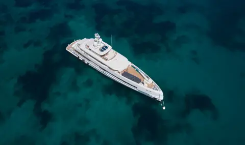 Санкциониран руски милиардер и суперяхтата му пробиха блокирания Ормузки проток - 1