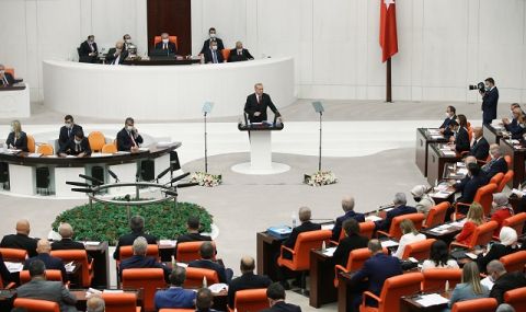 Новите депутати! Известни личности, сред които футболист и бивша "Мис Турция", влизат в турския парламент - 1