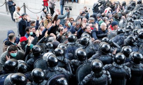 Сблъсъци и арести пред парламента на Грузия - 1