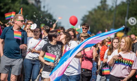 Унгария предлага забрана за осиновяване на деца от еднополови двойки - 1