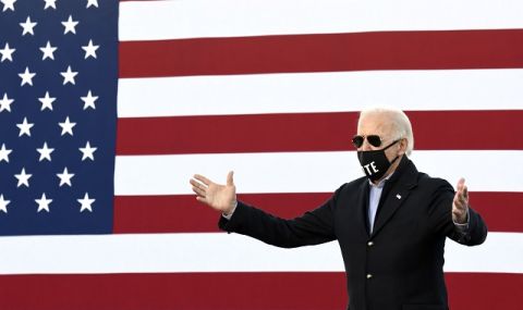 Президентът Байдън: Знамената в САЩ да се свалят наполовина след достигане на 500 хиляди жертви от COVID-19  - 1