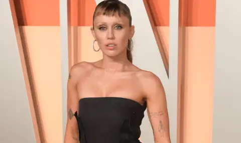 Майли Сайръс съблече всичко за корица на списание (СНИМКИ) - 1