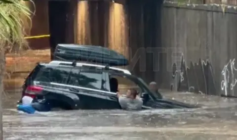 Силен порой се изля във Варна, кола затъна в подлез (ВИДЕО)