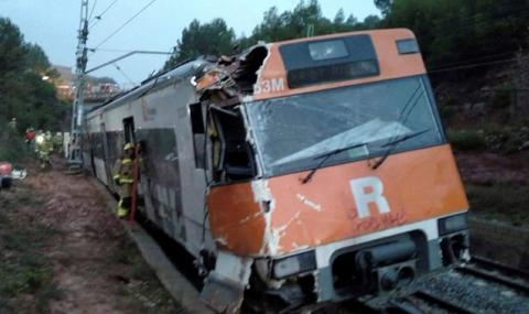 Влак дерайлира край Барселона, има загинал (СНИМКИ) - 1