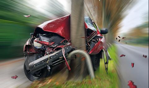 Пияна шофьорка се заби в дърво, 4-годишно дете пострада - 1