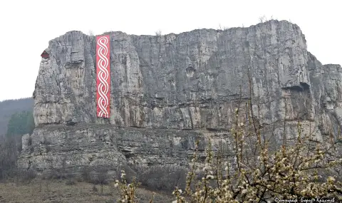 Гигантска мартеница украси скалите край Лакатник - 1