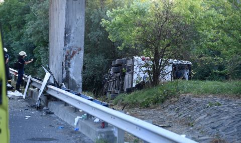 Ужасяваща катастрофа с автобус в Унгария - 1