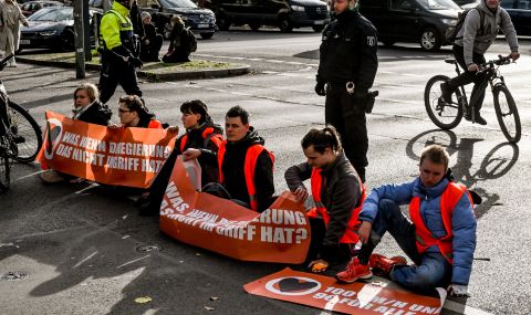 Екоактивисти продължават блокадите си по улиците на Берлин  - 1