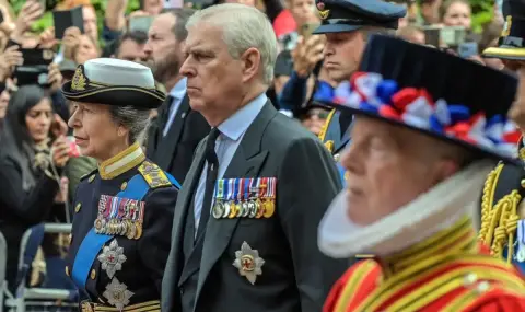 Принц Андрю бе забелязан за пръв път след отнемането на титлите в компанията на жена - 1