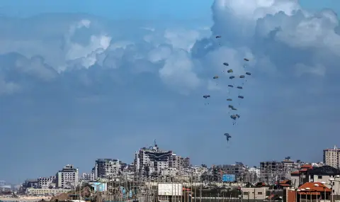 Спускането на хуманитарна помощ с парашути над Газа продължава - 1
