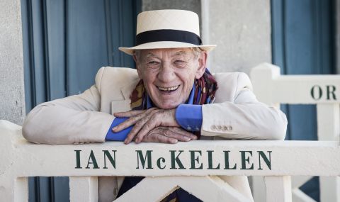 Сър Иън Маккелън в еуфория след като се ваксинира срещу COVID-19 - 1