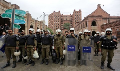 Напрежение! Полицията нахлу в резиденцията на бивш пакистански премиер, 30 души са арестувани - 1