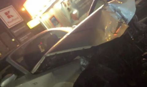 Кола се заби в автомивка в столицата (СНИМКИ) - 1