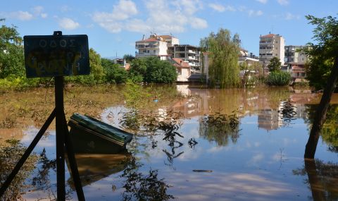 Недостиг на питейна вода и риск от зарази в наводнените райони в Гърция - 1