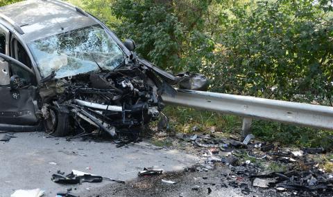 Пиян катастрофира във Великотърновско, трима ранени - 1