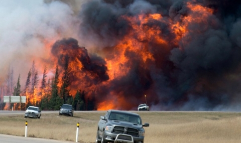 Пожарът в Канада добива чудовищни размери - 1