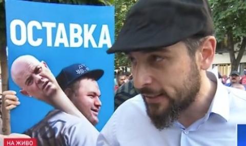 Недоволни хвърлят каскети пред Съдебната палата - 1