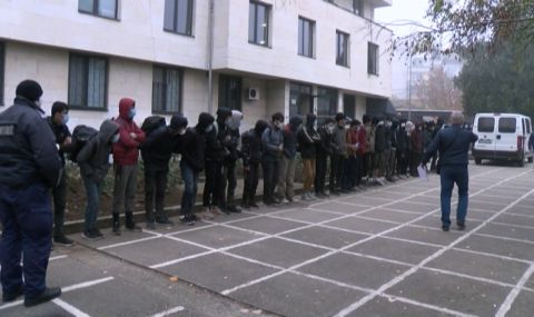 Заловените край Лясковец мигранти вече са в бежанските центрове в София и Любимец - 1