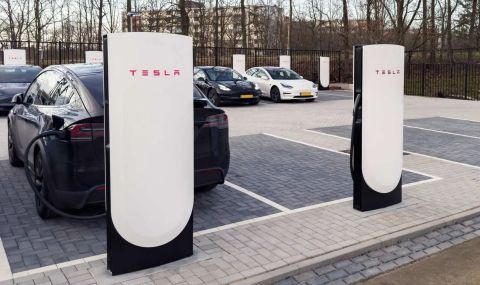 Tesla показа нови зарядни станции с място за карта и малък дисплей - 1