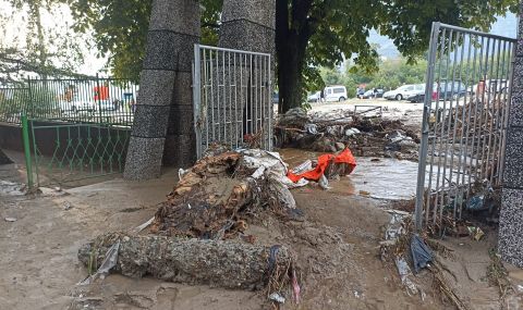 След потопа в Карлово: Наводнени сгради и спасени от пожарникарите хора - 1