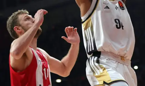 Александър Везенков се завърна успешно за Олимпиакос, записа драматичен успех над Болоня - 1