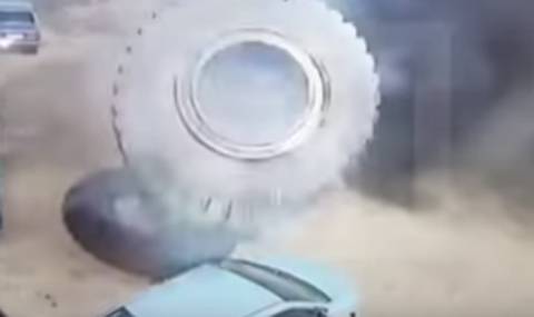 Когато колело от БелАЗ падне върху лека кола - 1