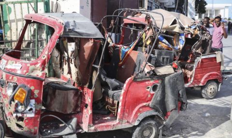 Най-малко 100 са жертвите на двете коли бомби в Могадишу - 1