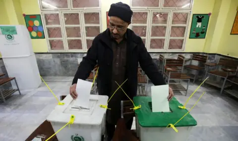 Хора на експремиера Имран Хан водят на изборите в Пакистан - 1