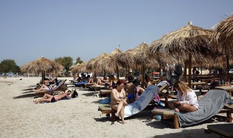 Бизнес срещу граждани! Заведенията в Гърция отстъпиха незаконно окупираните плажни територии  - 1