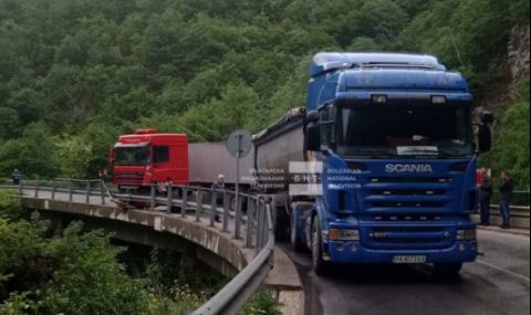 Катастрофа между два камиона затвори пътя за Велинград - 1