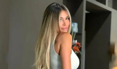 Секси спортна журналистка прикова погледите с пищните си форми - 1