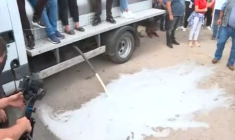 Земеделци изляха прясно мляко пред министър Вътев  - 1