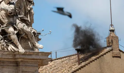 Черен дим излезе от комина на Сикстинската капела: не е избран нов папа - 1