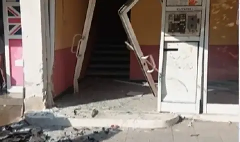 Екшън в Асеновград: Кола се вряза във вход на жилищен блок - 1