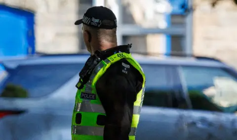 В Единбург арестуваха три жени, блъснали се умишлено с автомобил в оградата на отбранителна компания - 1