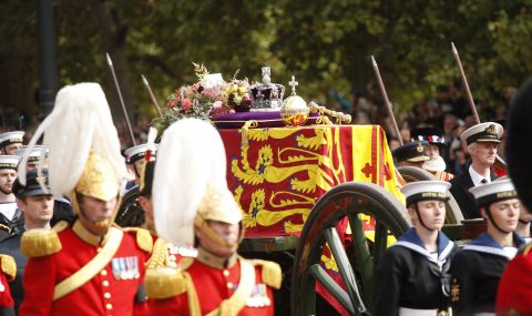 Ковчегът с тленните останки на Елизабет II потегли на последна процесия през центъра на Лондон  - 1