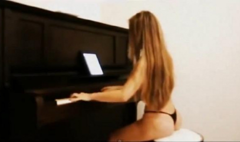 Секси пианистка се съблече за отбора си (Видео) - 1