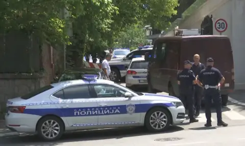 Арестуваха мъж с арбалет край полицейски участък в Белград - 1