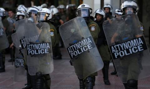 Полицаи използваха сълзотворен газ срещу бежанци - 1