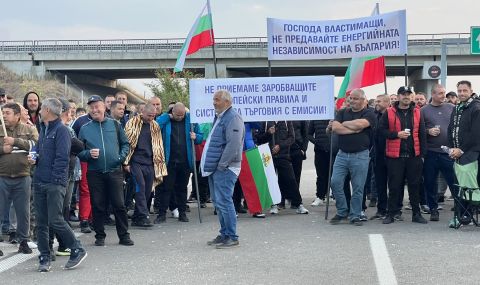 Протестиращите на магистрала "Тракия" се увеличават. Натоварено е движението по обходните маршрути  - 1