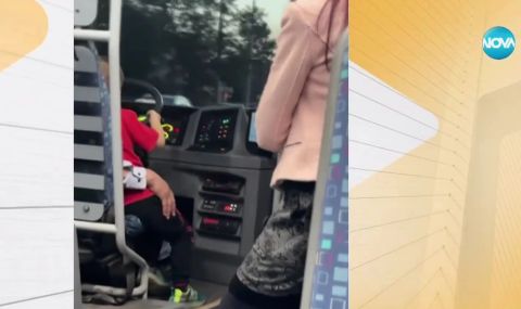 Скандален случай: Заснеха дете да шофира автобус на градския транспорт - 1