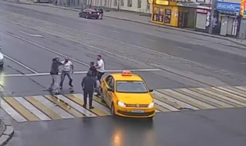 Юмруци и ритници на пешеходна пътека в Русия (ВИДЕО) - 1